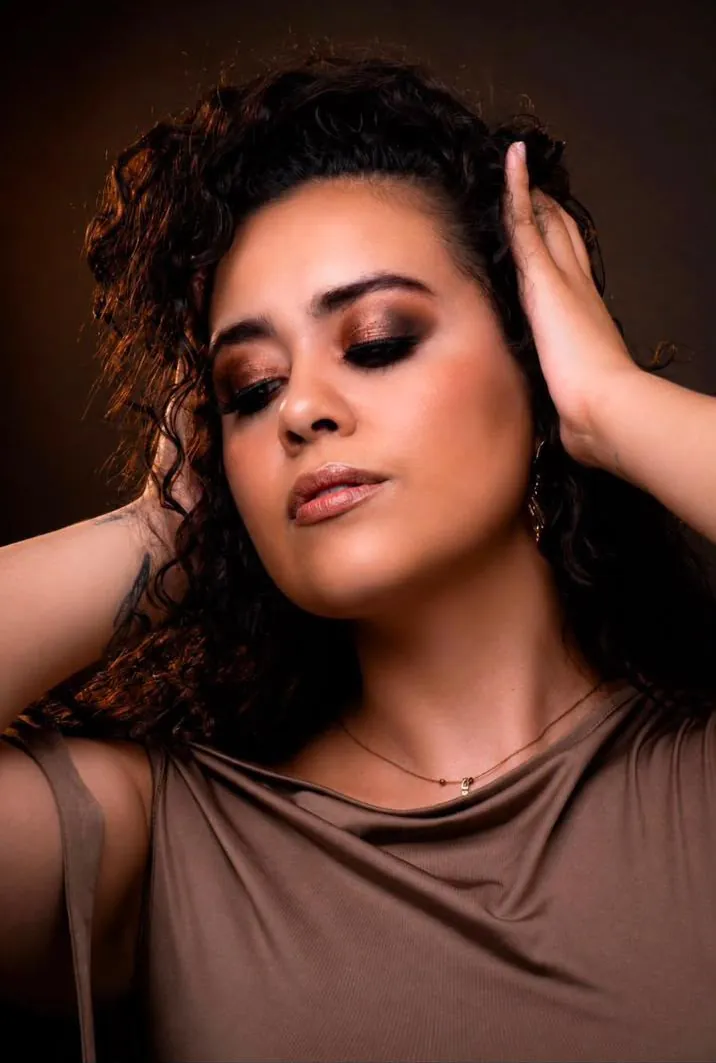 Maquillaje ahumado en tonos cobre, de Tobías Studio