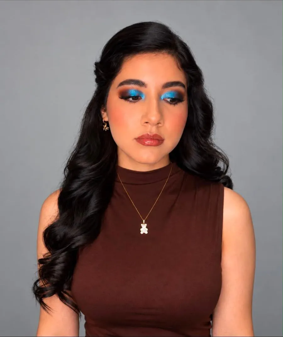 Maquillaje con sombra azul intensa y labios rojos