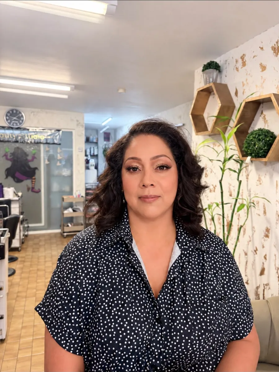 Clienta con maquillaje social en el estudio