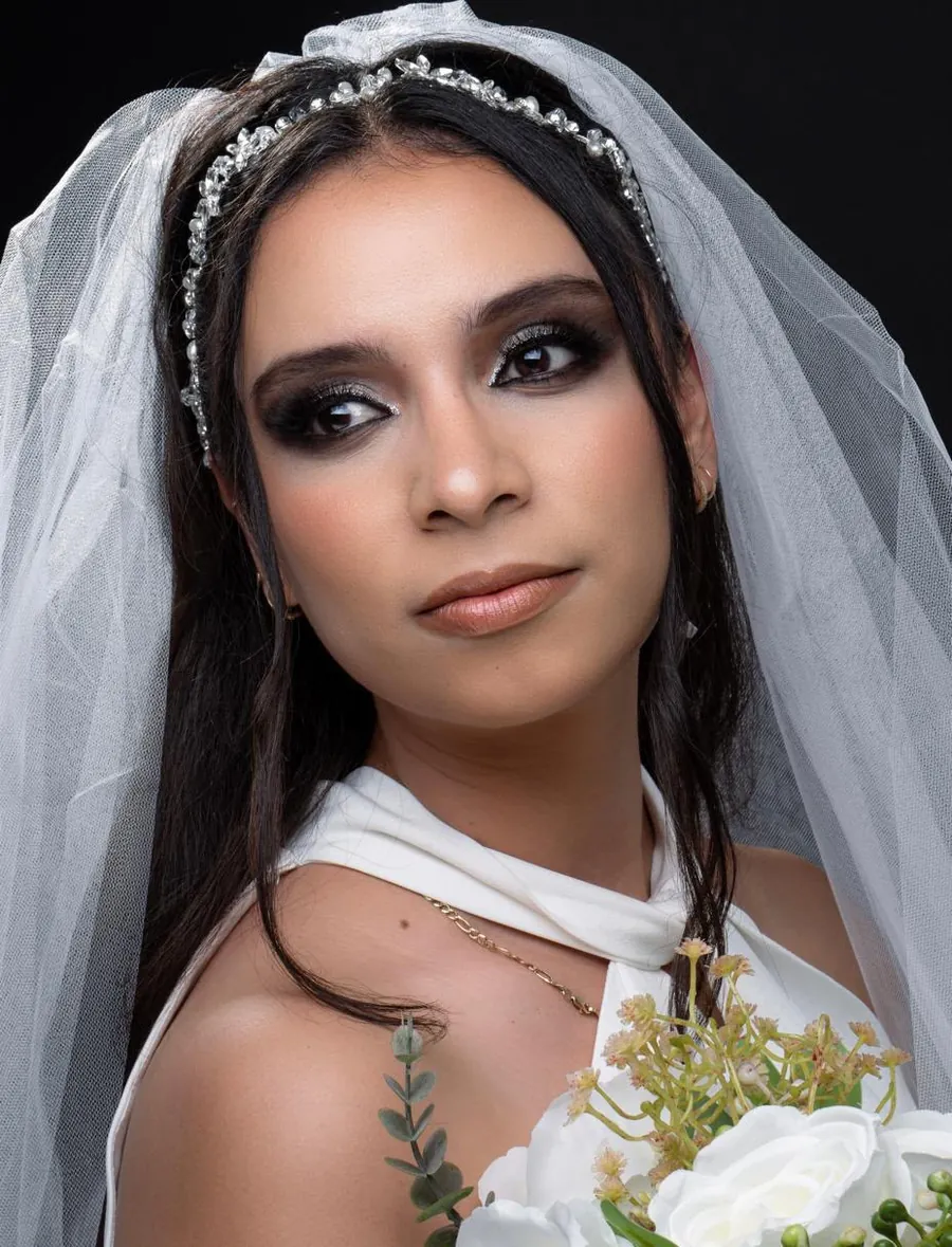 Novia con velo y tocado, con ojos ahumados