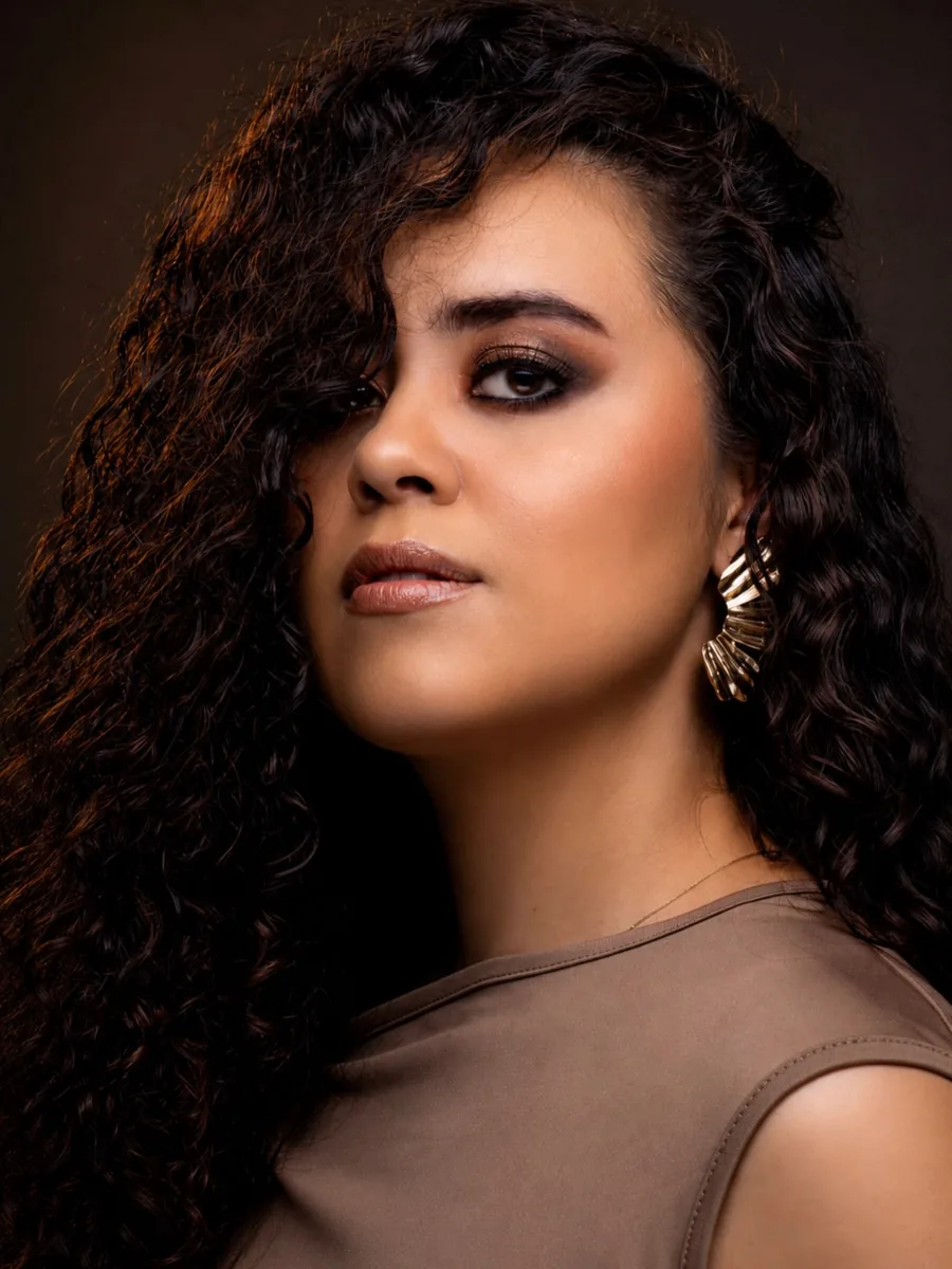 Retrato con maquillaje de ojos ahumado y labios nude